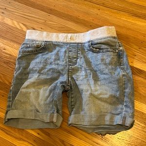 Stretchy waistband, light denim blue jean shorts